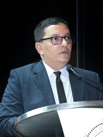Diretor da Escola de Música da UFMG, Renato Tocantins Sampaio, em plano fechado
