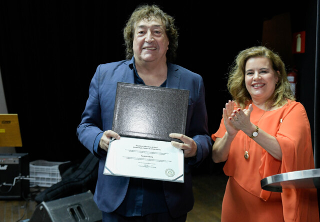 Toninho Horta recebe da reitora Sandra Regina Goulart Almeida o diploma de Doutor Honoris Causa