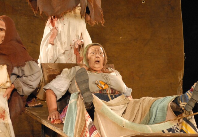 Teuda Bara em 2010, durante encenação de 'Till, a saga de um herói torto', no gramado da Reitoria