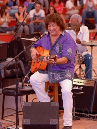 Toninho Horta em apresentação na Praça de Serviços, no campus Pampulha da UFMG
