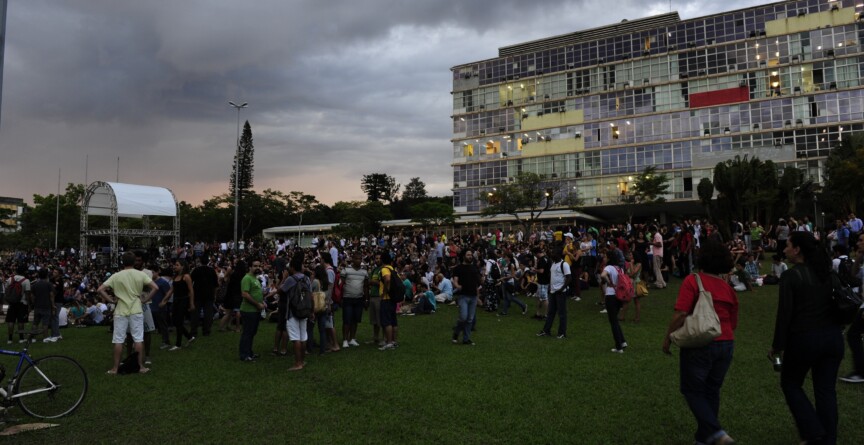 Público aguardando show de Milton Nascimento, realizado no gramado da Reitoria, no campus Pampulha, em novembro de 2012