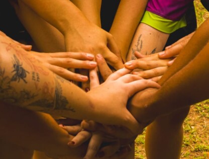 Atletas dão as mãos antes de competição esportiva