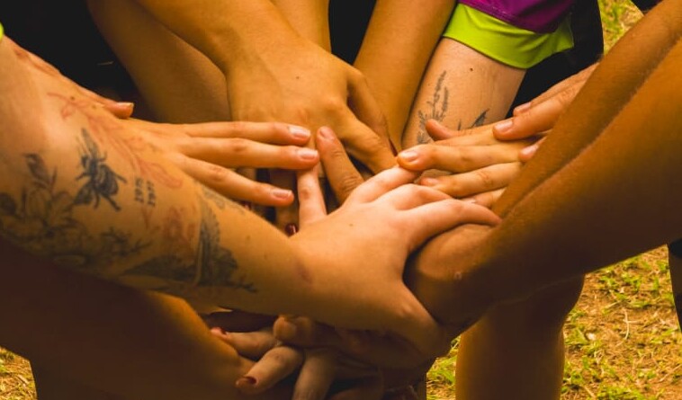 Atletas dão as mãos antes de competição esportiva