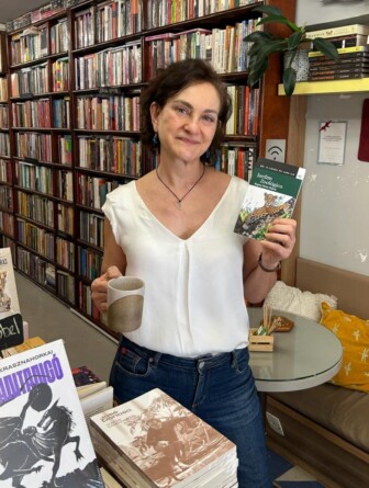 Na foto, tirada em uma livraria, Regina Horta Duarte mostra seu livro 'Zoológico' para a câmera