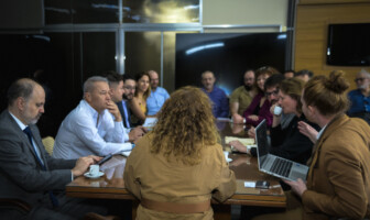 O professor Hynek Roubik, à direita, no computador, apresenta informações da CZU à reitora Sandra Goulart (de costas, na cabeceira da mesa de reuniões)