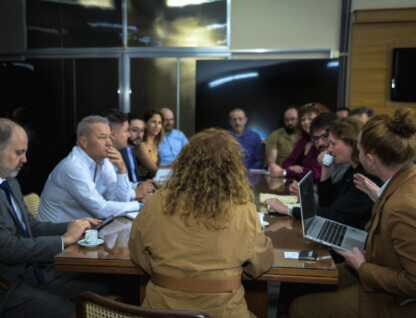 O professor Hynek Roubik, à direita, no computador, apresenta informações da CZU à reitora Sandra Goulart (de costas, na cabeceira da mesa de reuniões)