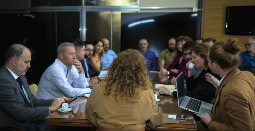 O professor Hynek Roubik, à direita, no computador, apresenta informações da CZU à reitora Sandra Goulart (de costas, na cabeceira da mesa de reuniões)