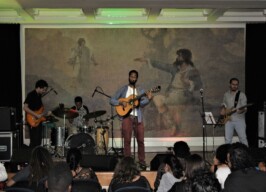 Cassiano Luiz e banda, durante o show 'Desabafo Natural', realizado em 2018 no Conservatório UFMG no projeto 'Palco Livre'