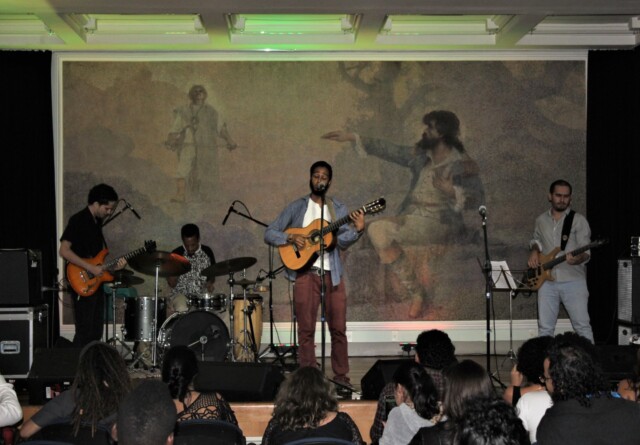 Cassiano Luiz e banda, durante o show 'Desabafo Natural', realizado em 2018 no Conservatório UFMG no projeto 'Palco Livre'