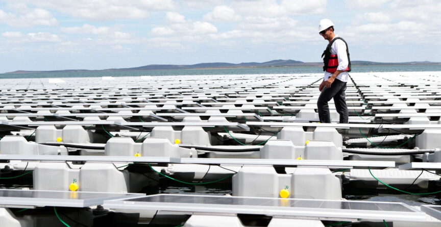 Homem de capacete na Usina Fotovoltaica Flutuante da Companhia Hidro Elétrica do São Francisco, instalada no reservatório de Sobradinho, na Bahia