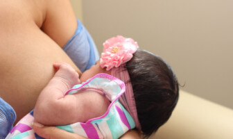 Mãe amamenta bebê
