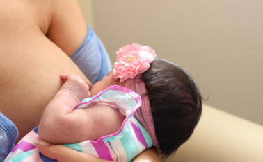 Mãe amamenta bebê