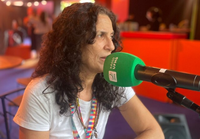Regina Souza concede entrevista para a Rádio UFMG Eductaiva