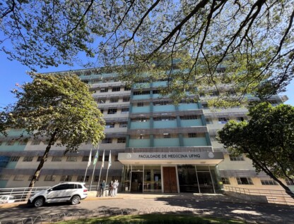 Foto da Fachada da Faculdade de Medicina da UFMG feita com lente grande-angular