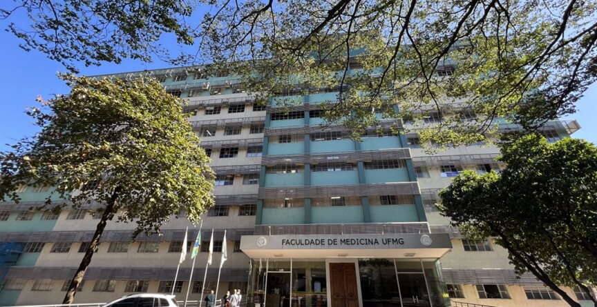 Foto da Fachada da Faculdade de Medicina da UFMG feita com lente grande-angular