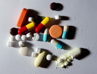 Comprimidos espalhados em cima de uma mesa