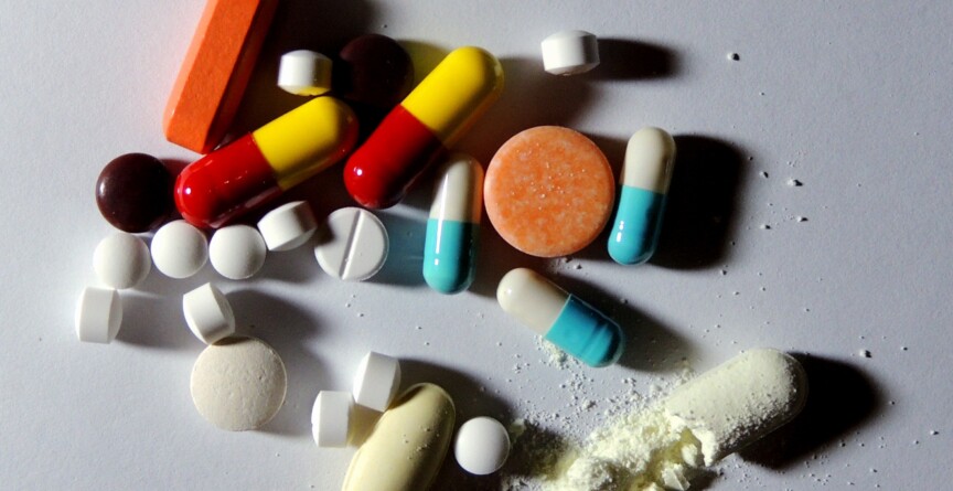 Comprimidos espalhados em cima de uma mesa