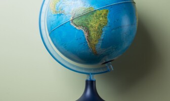 Globo terrestre sobre uma pilha de livros