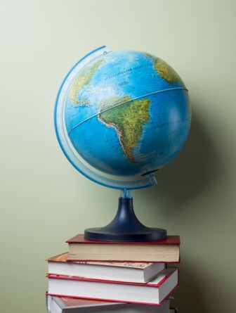 Globo terrestre sobre uma pilha de livros