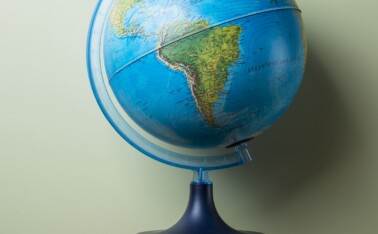 Globo terrestre sobre uma pilha de livros