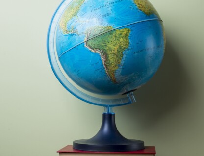 Globo terrestre sobre uma pilha de livros