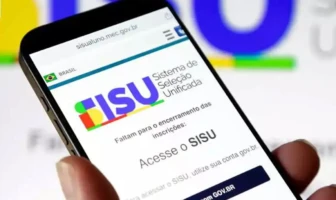 Imagem de uma mão com um celular no qual está aberto o site do Sisu