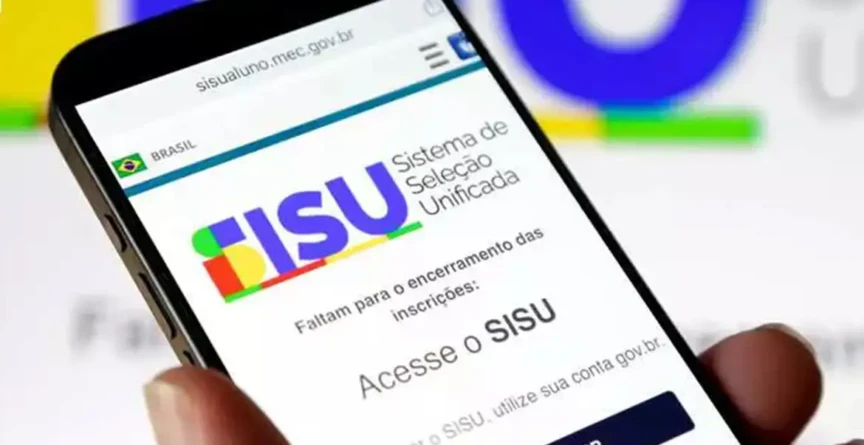 Imagem de uma mão com um celular no qual está aberto o site do Sisu
