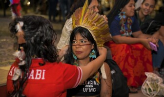 Estudante de medicina da UFMG na Praça de Serviços do campus Pampulha, durante a marcha Abril Indígena de 2025