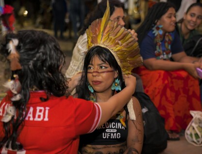 Estudante de medicina da UFMG na Praça de Serviços do campus Pampulha, durante a marcha Abril Indígena de 2025