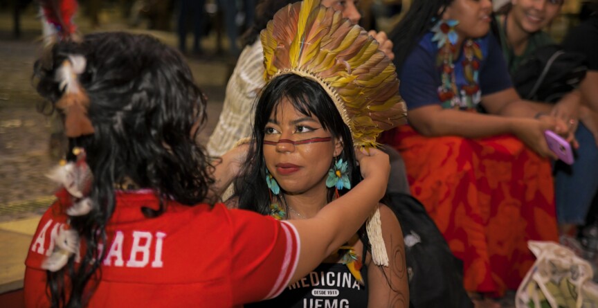 Estudante de medicina da UFMG na Praça de Serviços do campus Pampulha, durante a marcha Abril Indígena de 2025