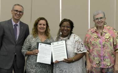 A reitora da UFMG, Sandra Goulart, e a ministra Macaé Evaristo exibem a carta-acordo, ao centro, ladeados pelo vice-reitor Alessandro Fernandes e pela Secretária Nacional dos Direitos da Criança e do Adolescente, Pilar Lacerda