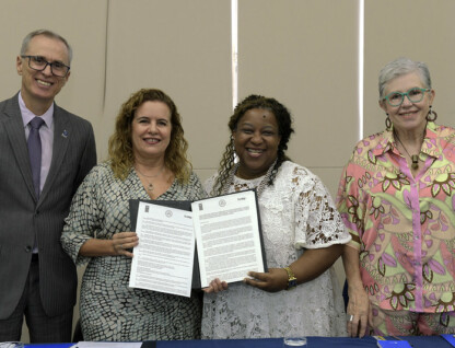 A reitora da UFMG, Sandra Goulart, e a ministra Macaé Evaristo exibem a carta-acordo, ao centro, ladeados pelo vice-reitor Alessandro Fernandes e pela Secretária Nacional dos Direitos da Criança e do Adolescente, Pilar Lacerda