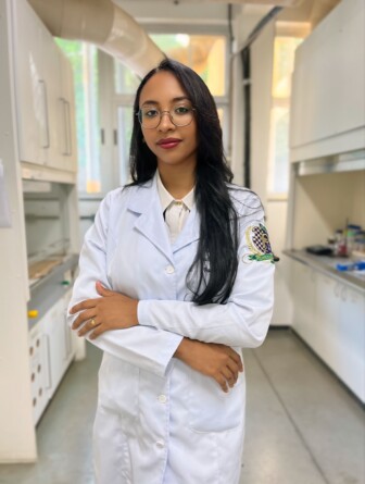 Nathalia Stephanie Oliveira, doutoranda da Faculdade de Farmácia