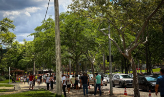 Pessoas circulando pelo campus Pampulha da UFMG no dia da aplicação das provas da Etapa 1 do Seriado UFMG
