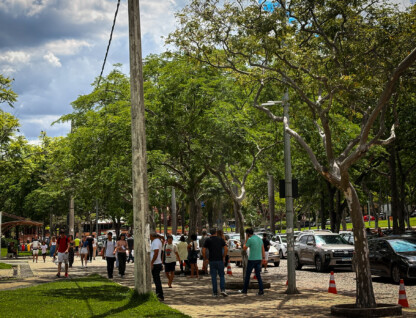 Pessoas circulando pelo campus Pampulha da UFMG no dia da aplicação das provas da Etapa 1 do Seriado UFMG