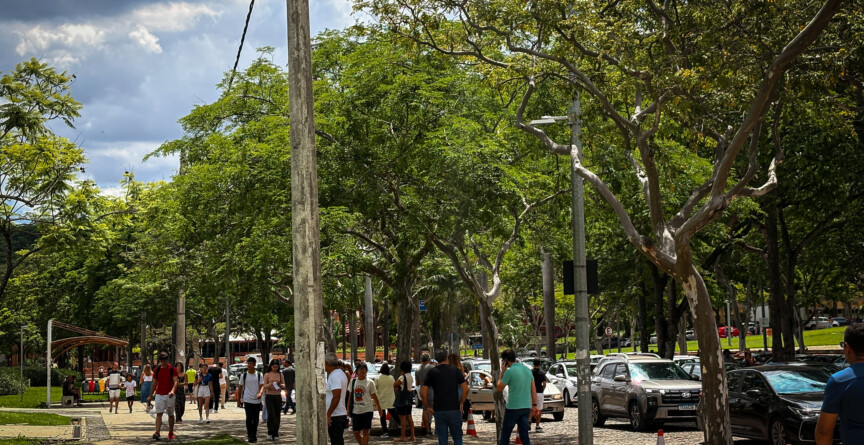 Pessoas circulando pelo campus Pampulha da UFMG no dia da aplicação das provas da Etapa 1 do Seriado UFMG