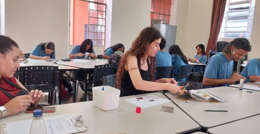 Grupo de estudantes desenvolve atividades em bancadas instaladas em sala do Centro Cultural