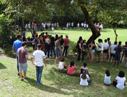 Grupo de pessoas reunidas em área verde do campus Pampulha