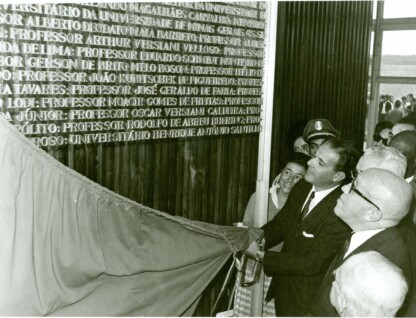 Descerramento da placa de inauguração do prédio da Reitoria pelo presidente da República, João Goulart, no campus Pampulha, em 26 de outubro de 1962