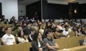 Em um dos auditórios do CAD 3, calouros do segundo semestre de 2025 acompanham palestra de orientação