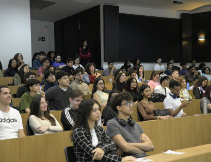 Em um dos auditórios do CAD 3, calouros do segundo semestre de 2025 acompanham palestra de orientação