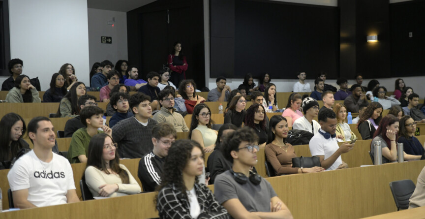 Em um dos auditórios do CAD 3, calouros do segundo semestre de 2025 acompanham palestra de orientação