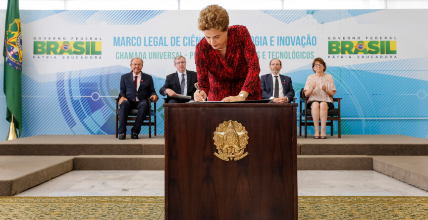 Presidenta Dilma Rousseff sanciona Marco Legal da Ciência, Tecnologia e Inovação em 2016, no Palácio do Planalto: ponto de virada na política de gestão da inovação no Brasil