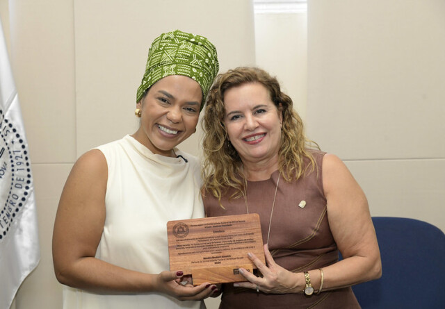 Dandara recebe homenagem das mãos da reitora Sandra Goulart: "defensora de nossas pautas"