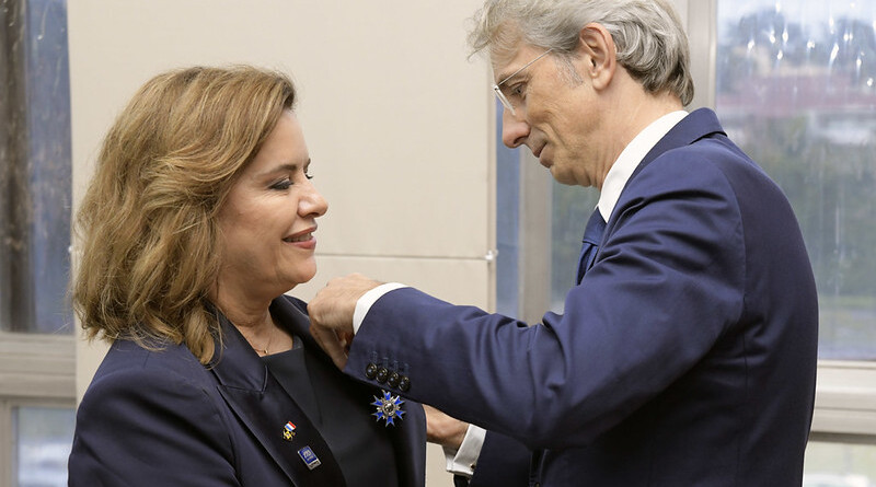 Criada em 1963 pelo General Charles de Gaulle, a insígnia é destinada a personalidades que contribuem de maneira notável para o prestígio da França e para o fortalecimento de suas relações globais