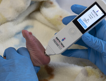 Profissional da saúde usa aparelho para descobrir idade de recém-nascido