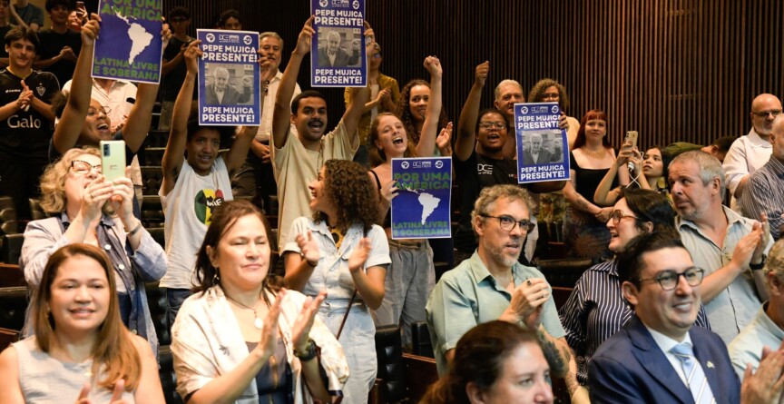 "Pepe Mujica: presente!", dizem cartazes de estudantes