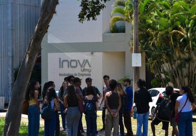 Grupo de estudantes na frente do prévio da Inova, no campus Pampulha
