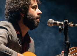 Mineiro de João Monlevade, o cantor e compositor Luiz Nascimento canta repertório de 20 anos de carreira