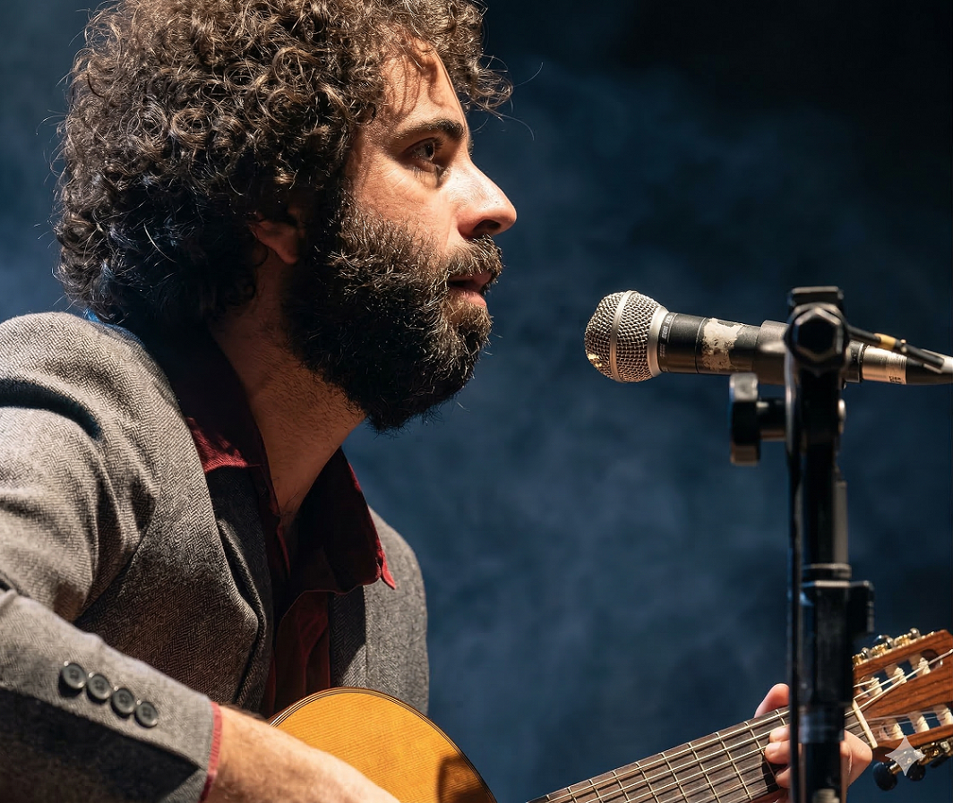 Mineiro de João Monlevade, o cantor e compositor Luiz Nascimento canta repertório de 20 anos de carreira